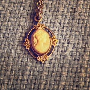 Vintage-style small cameo necklace